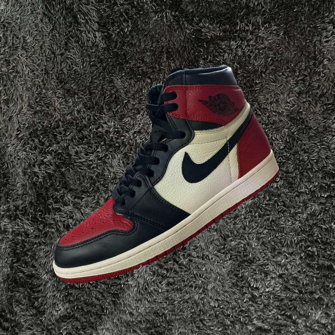 Harga jordan cheap 1 bred toe
