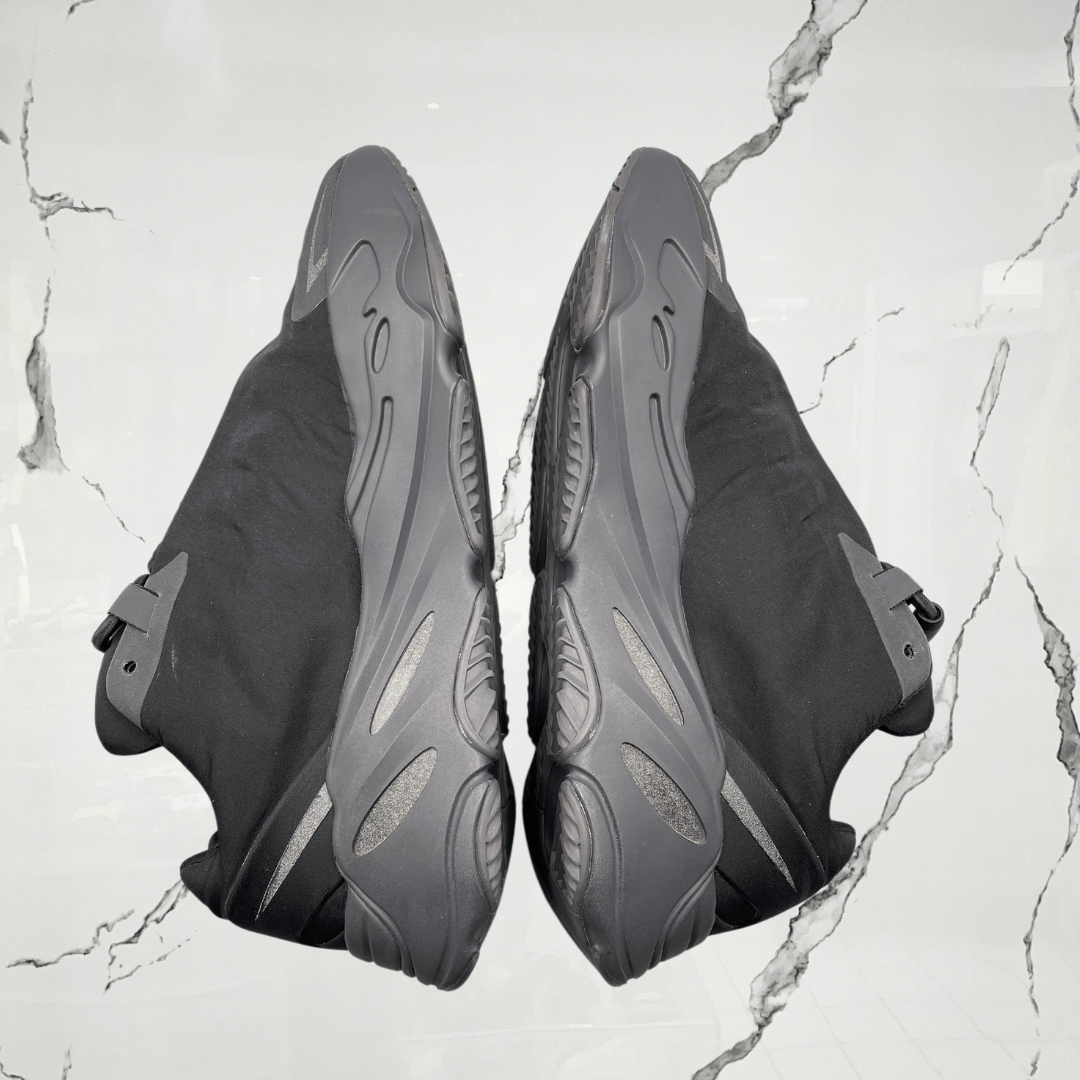 Yeezy 700 Triple Black (De Uso) - Urban Utility
