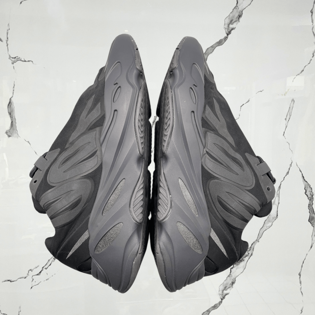 Yeezy 700 Triple Black (De Uso) - Urban Utility