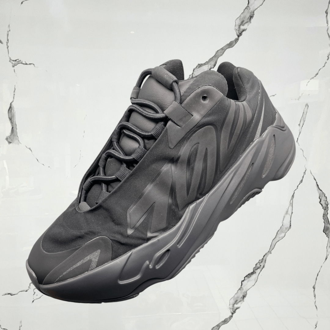 Yeezy 700 Triple Black (De Uso) - Urban Utility