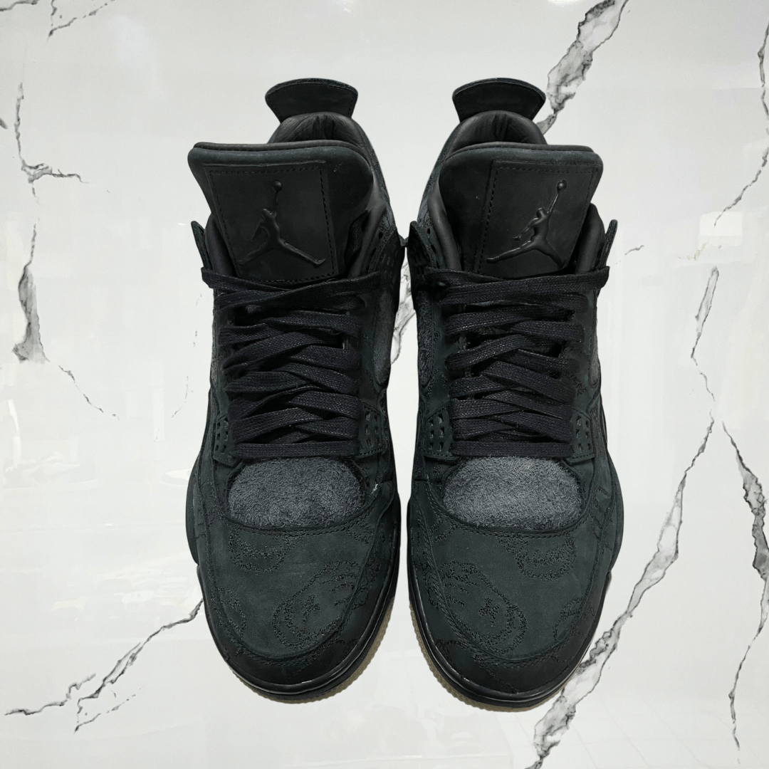 Jordan 4 Kaws Black (De Uso) - Urban Utility