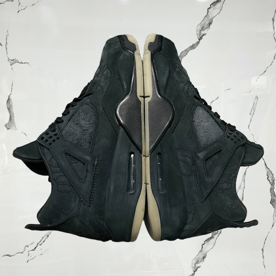 Jordan 4 Kaws Black (De Uso) - Urban Utility