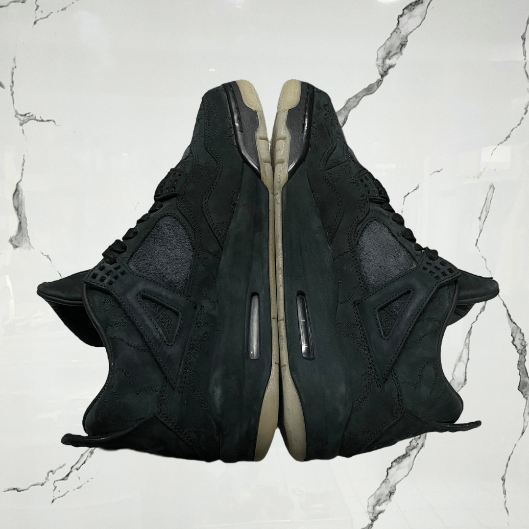 Jordan 4 Kaws Black (De Uso) - Urban Utility