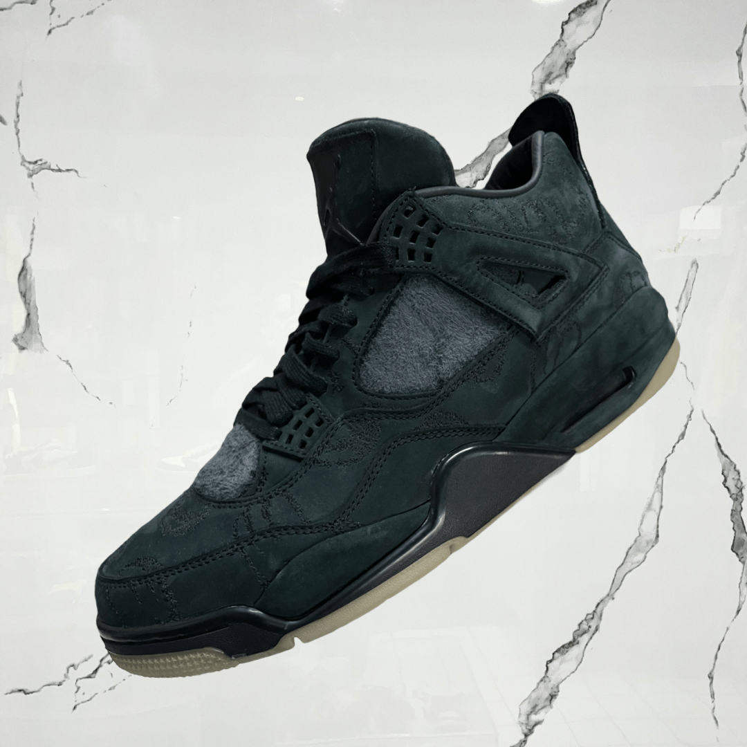 Jordan 4 Kaws Black (De Uso) - Urban Utility