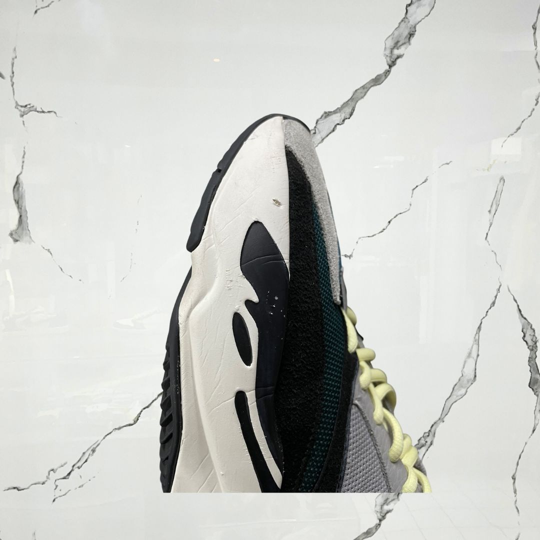 Yeezy Boost 700 Wave Runner (De Uso) - Urban Utility