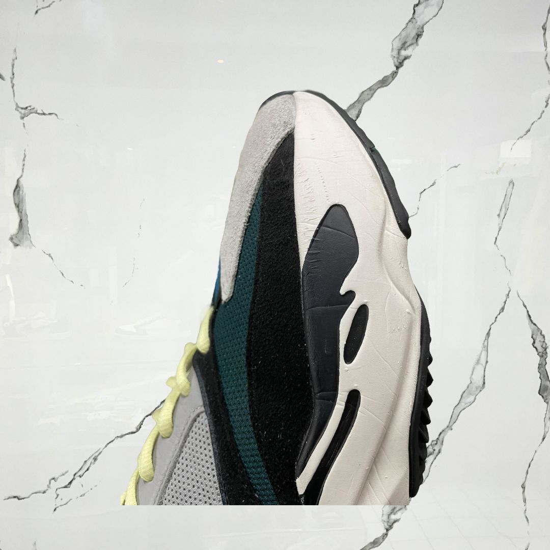 Yeezy Boost 700 Wave Runner (De Uso) - Urban Utility