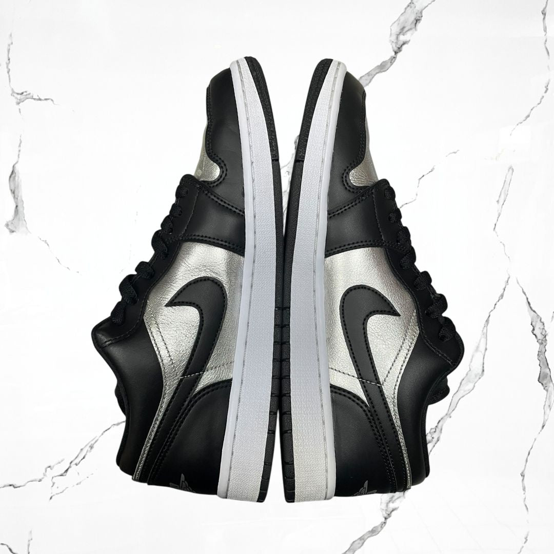 Jordan 1 Low SE Black Metallic Silver (W) (De Uso) - Urban Utility
