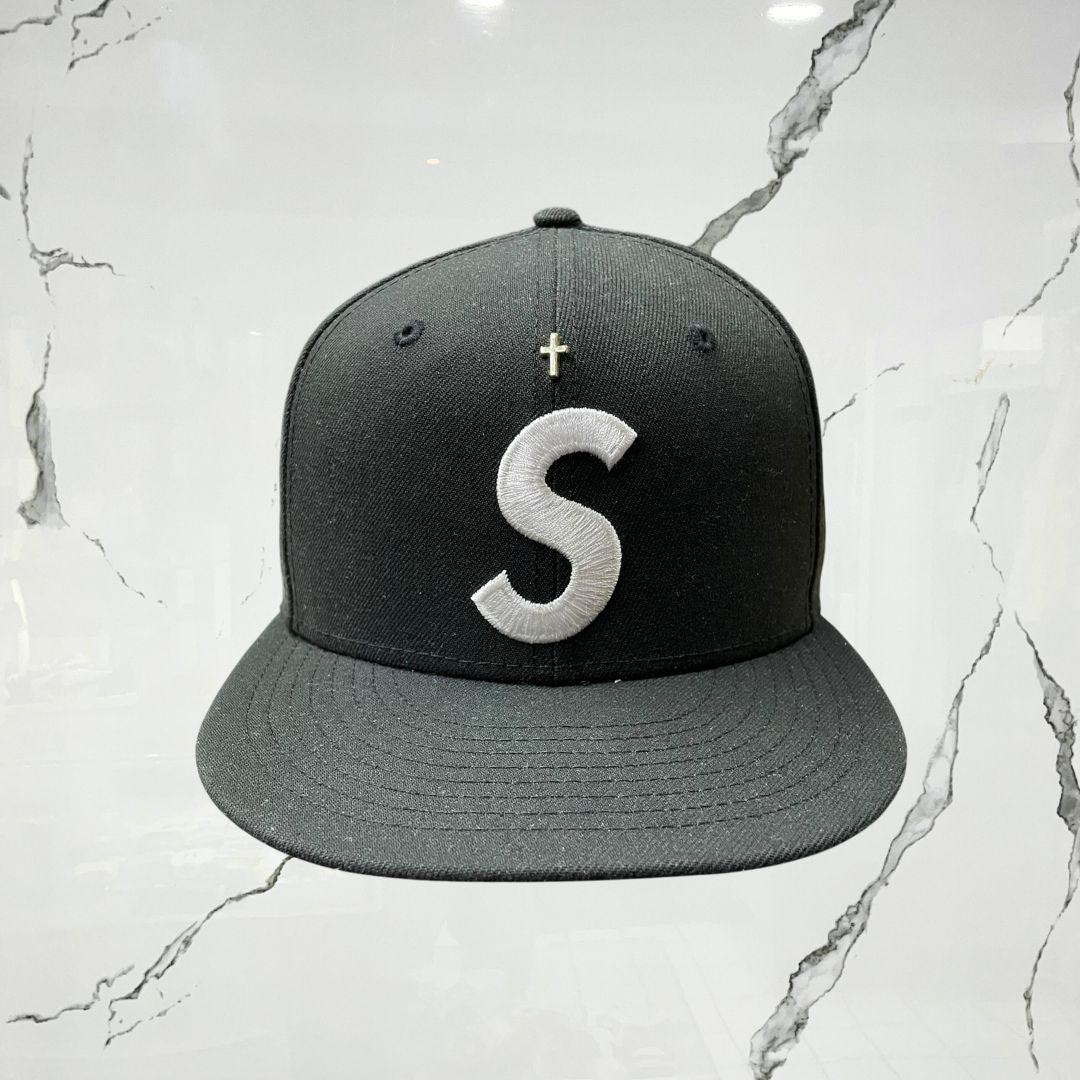 New Era x Supreme Black Cap (De Uso) - Urban Utility
