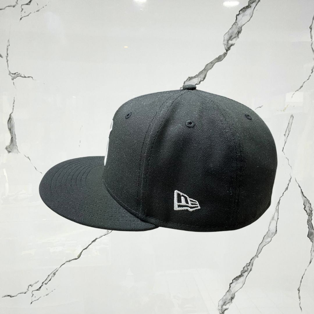 New Era x Supreme Black Cap (De Uso) - Urban Utility