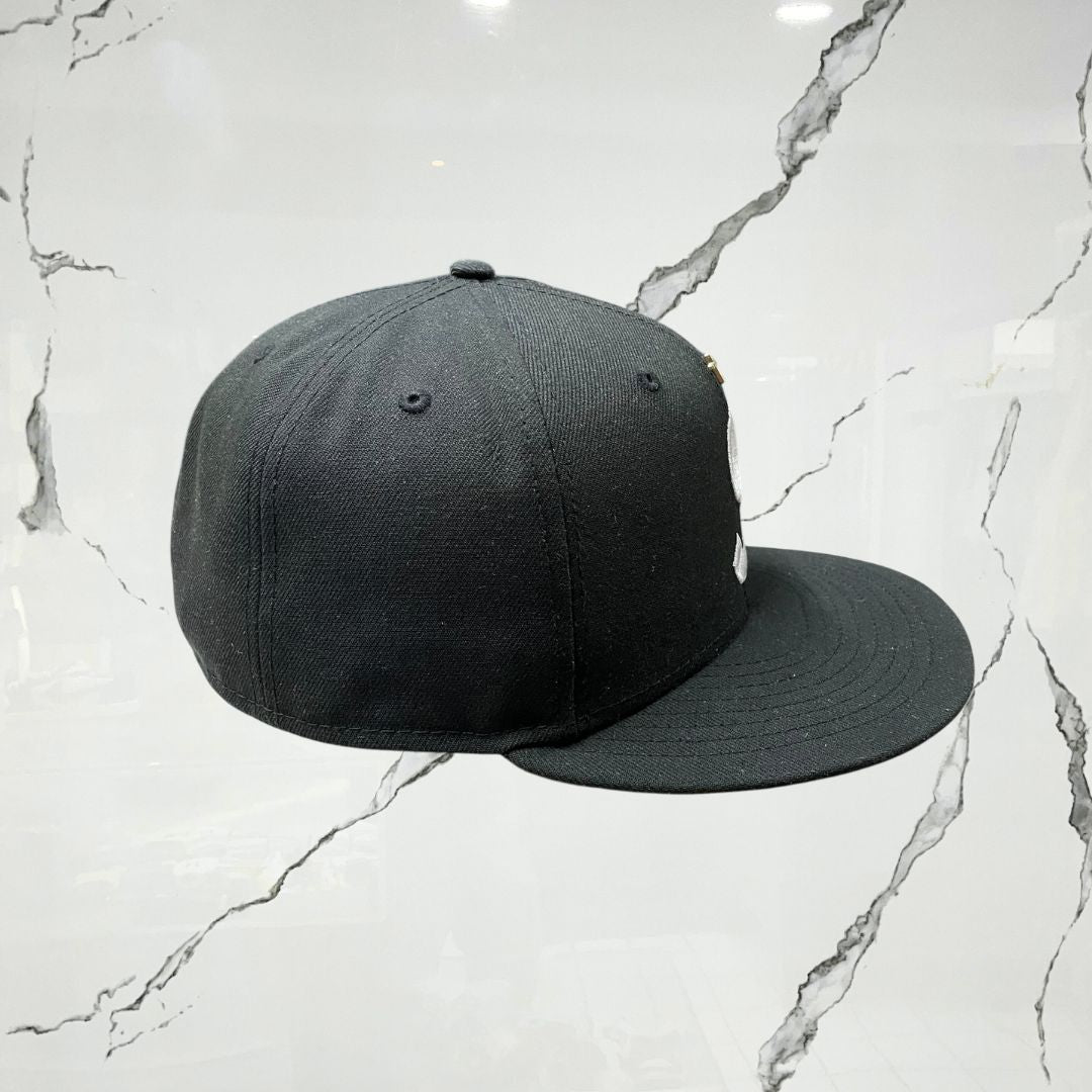 New Era x Supreme Black Cap (De Uso) - Urban Utility