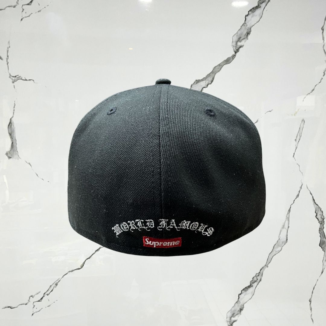 New Era x Supreme Black Cap (De Uso) - Urban Utility