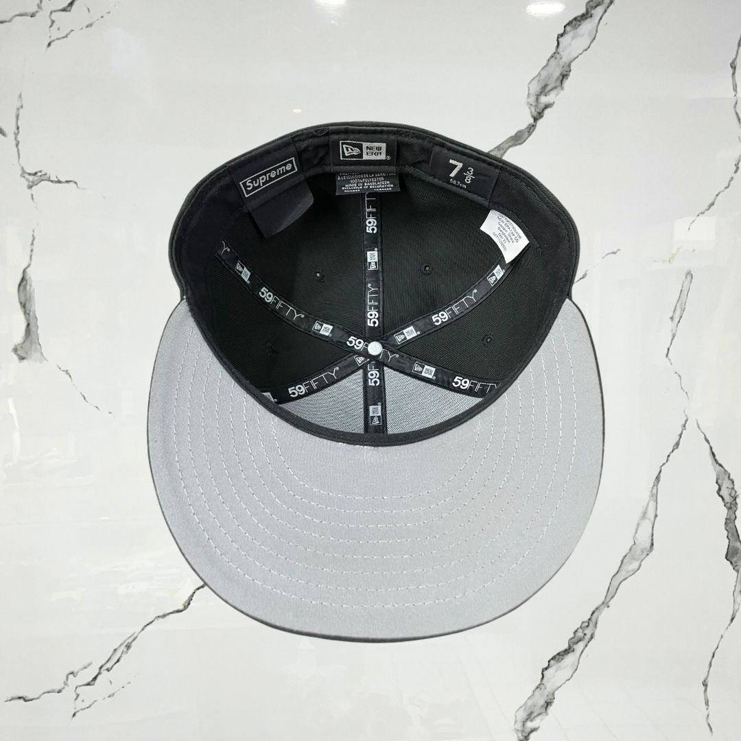 New Era x Supreme Black Cap (De Uso) - Urban Utility