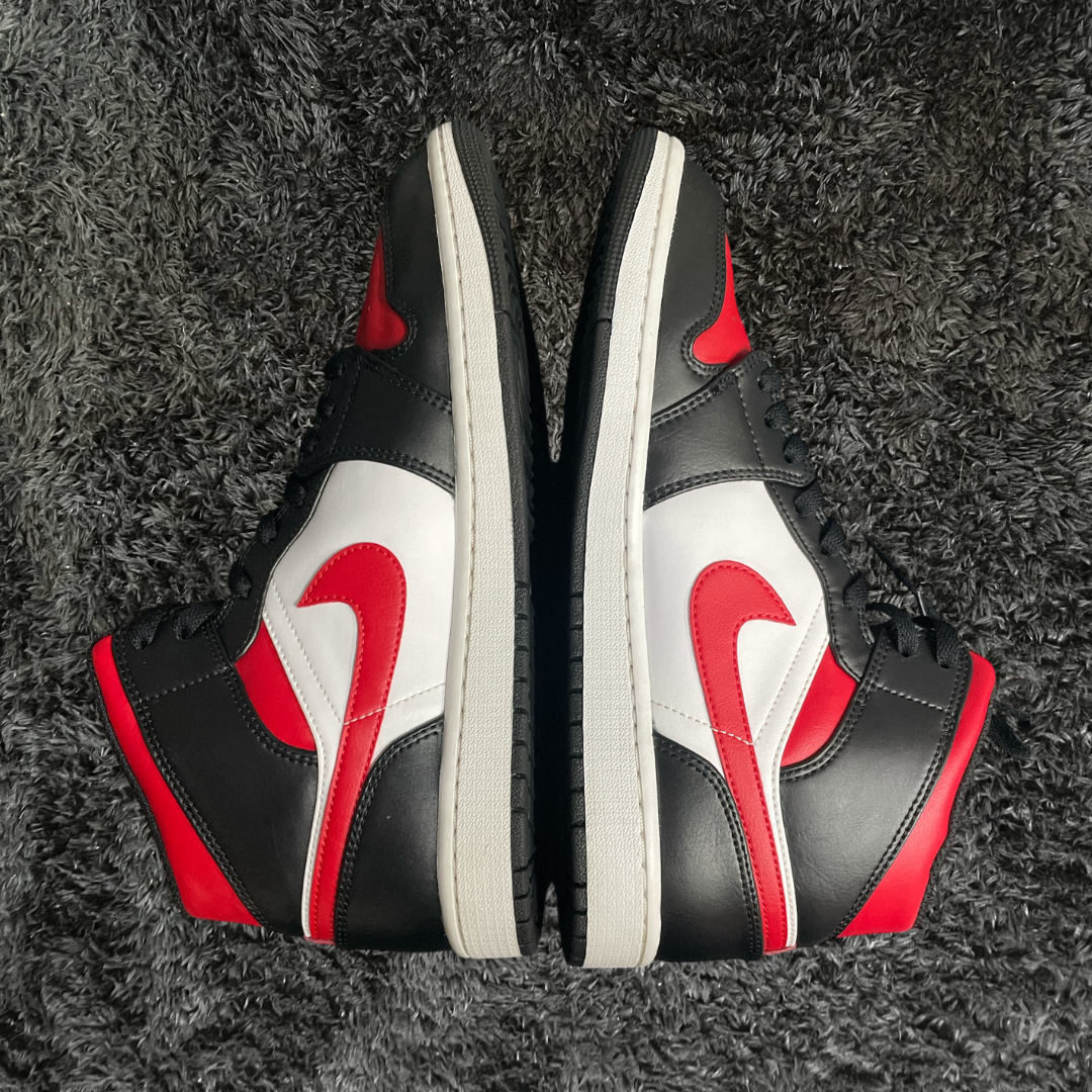 Jordan 1 Mid	White Black Red (2022) (De Uso)