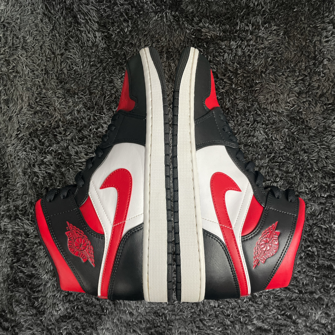 Jordan 1 Mid	White Black Red (2022) (De Uso)