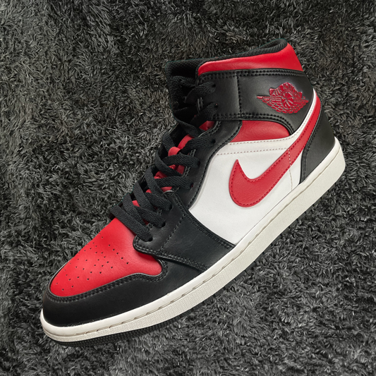 Jordan 1 Mid	White Black Red (2022) (De Uso)