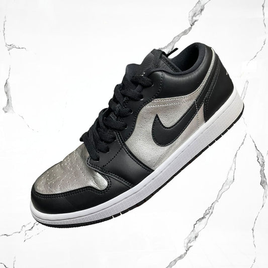 Jordan 1 Low SE Black Metallic Silver (W) (De Uso) - Urban Utility