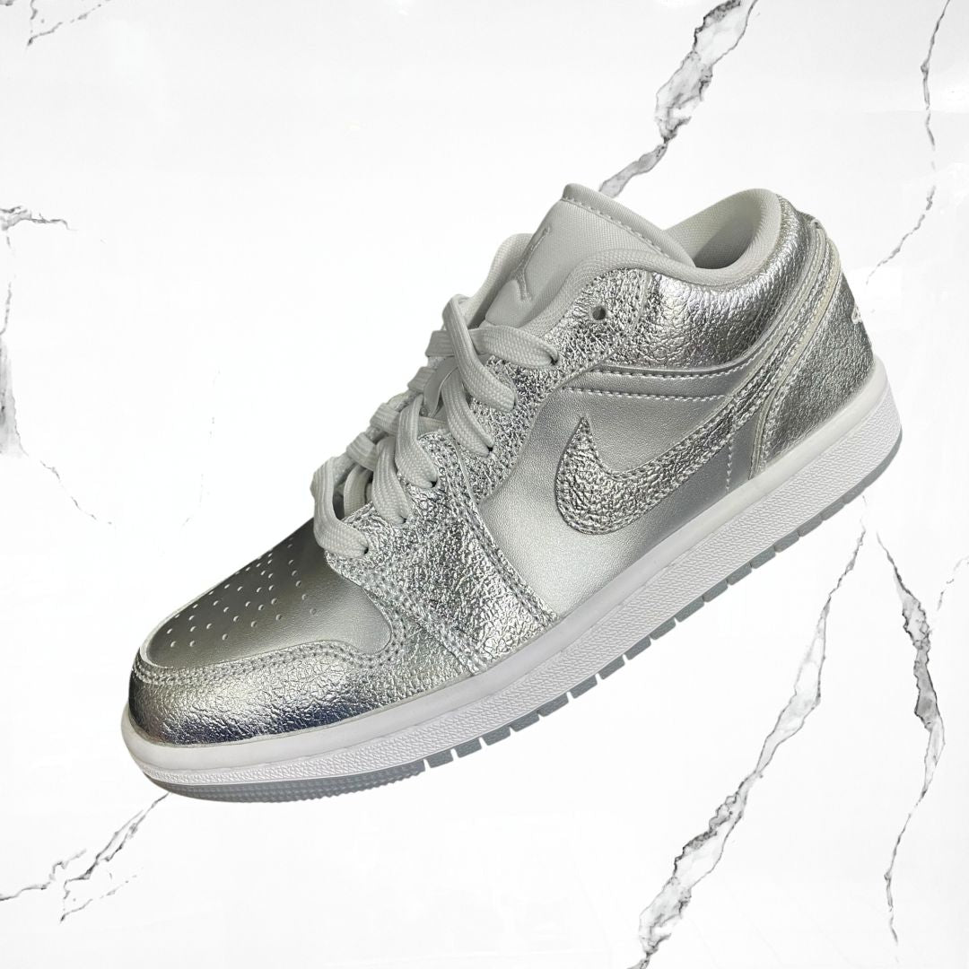 Jordan 1 Low SE Metallic Silver (W)